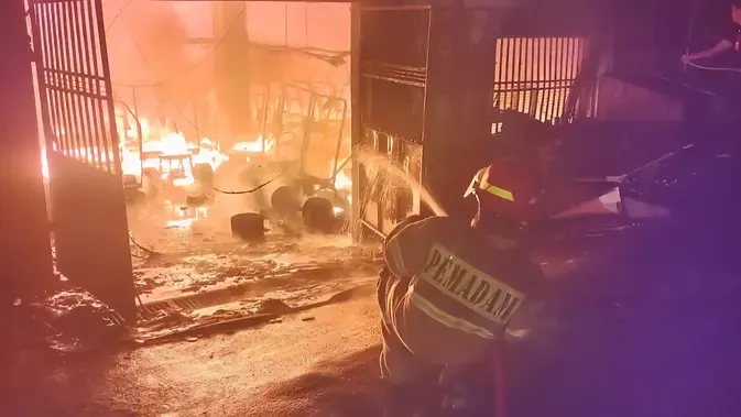 Kebakaran Hebat Melanda Gedung Fasilitas Olahraga di Cinere Depok, 14 Mobil Golf Hangus