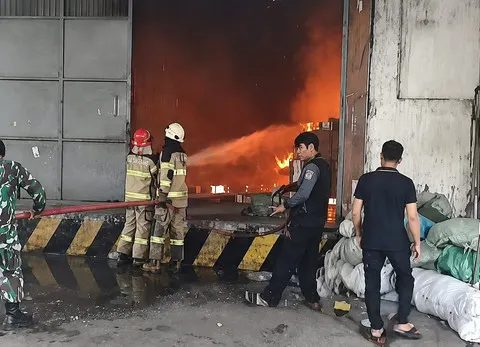 Kebakaran Tiga Gudang di Sentra Kosambi Tangerang Diduga Akibat Korsleting Listrik