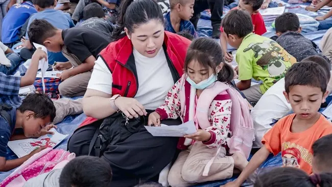 Pulihkan Trauma, Prinka Haprani Hibur Anak-anak Korban Gempa NTT