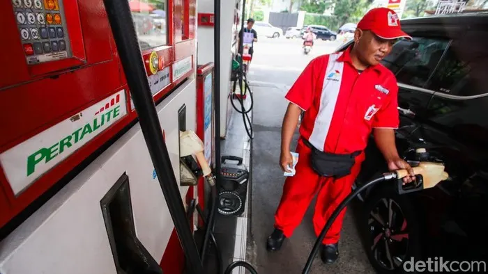 Bahlil Siapkan Aturan Larang Orang Kaya 'Minum' BBM Subsidi