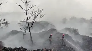Hari ke-4 Pemadaman Kebakaran TPA Galuga, Api Masih 'Timbul Tenggelam