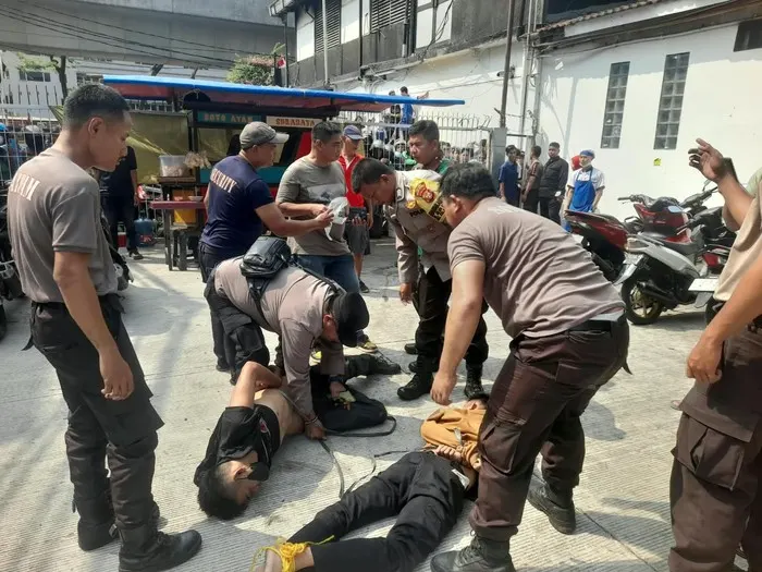 2 Maling Motor di Jakut Gagal Beraksi, Dikejar Warga hingga Nyebur Kali