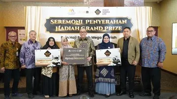 Bank Mega Syariah Serahkan Voucher Haji Khusus Rp245 Juta Kepada Nasabah