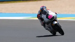 Veda Ega Pratama Tembus Sembilan Besar di Moto3 Inggris 2026, David Almansa Rebut Podium Utama