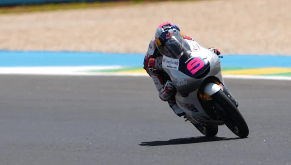 Veda Ega Pratama Tembus Sembilan Besar di Moto3 Inggris 2026, David Almansa Rebut Podium Utama