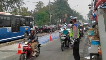 Ada Pengecoran Jalan, Jalan Raya Bogor Arah Pasar Rebo Mengalami Kemacetan