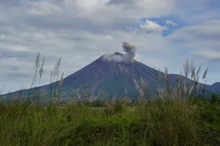 Gunung Semeru Alami 21 Kali Gempa Letusan, Status Masih Level III Siaga