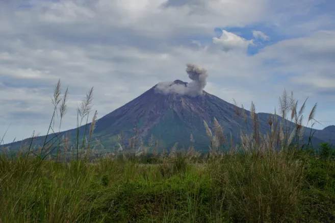 Gunung Semeru Alami 21 Kali Gempa Letusan, Status Masih Level III Siaga