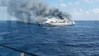 Tim SAR Gabungan Evakuasi 236 Korban Kebakaran KMP Mutiara Sentosa 2 di Perairan Sumenep