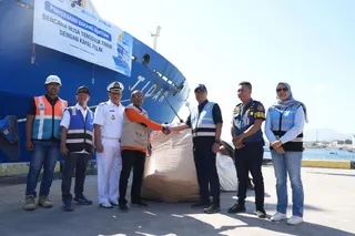 Pelni Distribusikan 34,8 Ton Bantuan untuk Korban Gempa NTT di Maumere