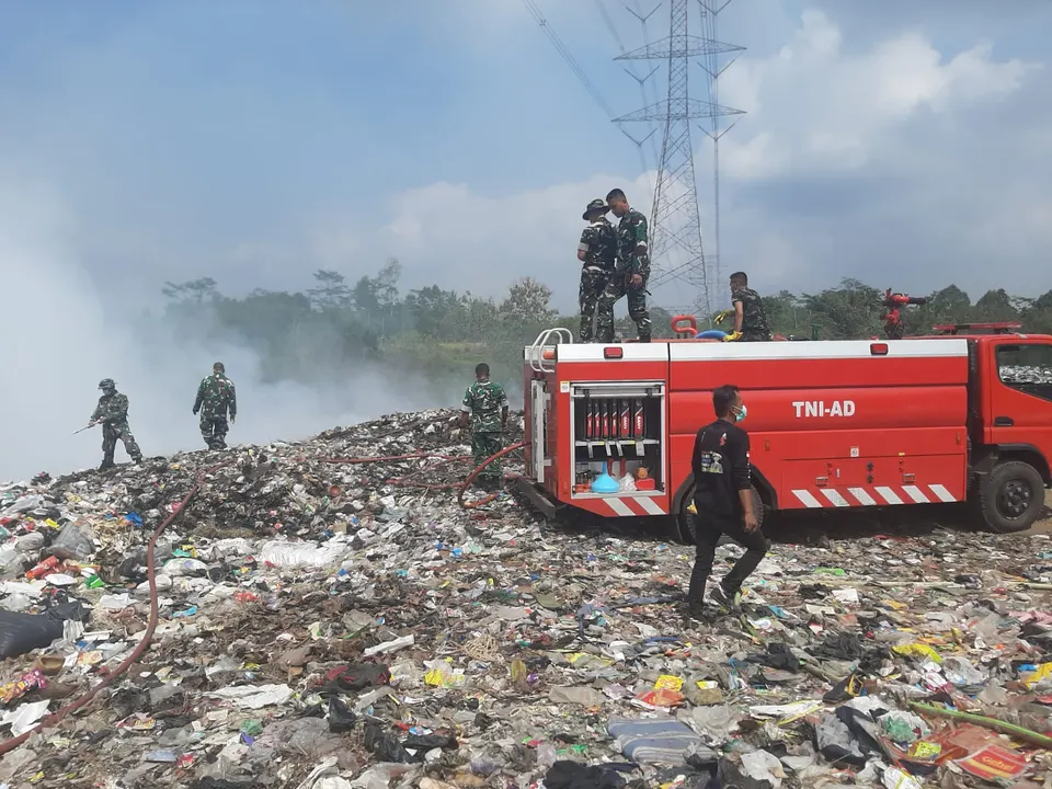 Tim Gabungan Berhasil Padamkan Kebakaran TPA Nangkaleah Tasikmalaya