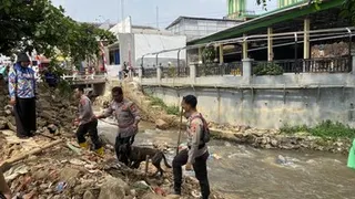 Polisi Kerahkan Anjing Pelacak Cari Potongan Kaki Korban Mutilasi di Kali Licin Depok