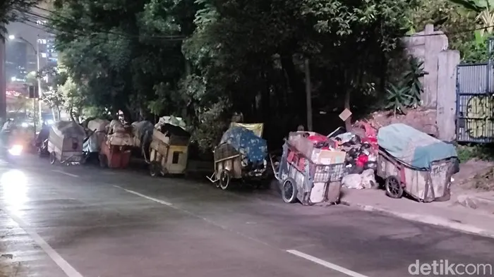 Gerobak Sampah Mangkal di Trotoar Tendean, DLH DKI Evaluasi Operasional Pengangkutan