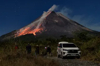 Nostalgia Puncak Garuda Gunung Merapi dan Peringatan Bahaya BPPTKG