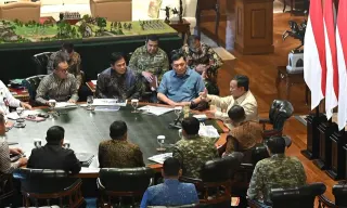 Prabowo Rapat Bareng Menhan-Mendikti, Bahas Syarat Suku Dayak Jadi TNI-Karhutla