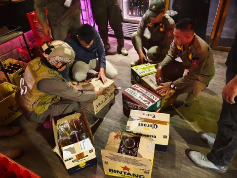 Satpol PP Solo Bongkar Penjualan Miras Ilegal Kemasan Es Teh Jumbo di Lokananta