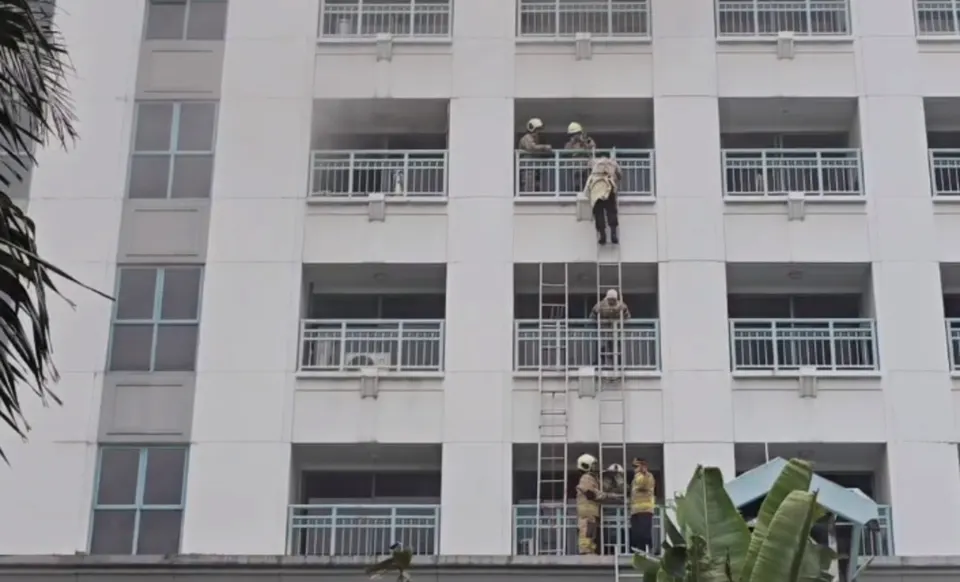 Evakuasi Penghuni Korban Kebakaran Apartemen Pavilion Jakpus Berlangsung Dramatis