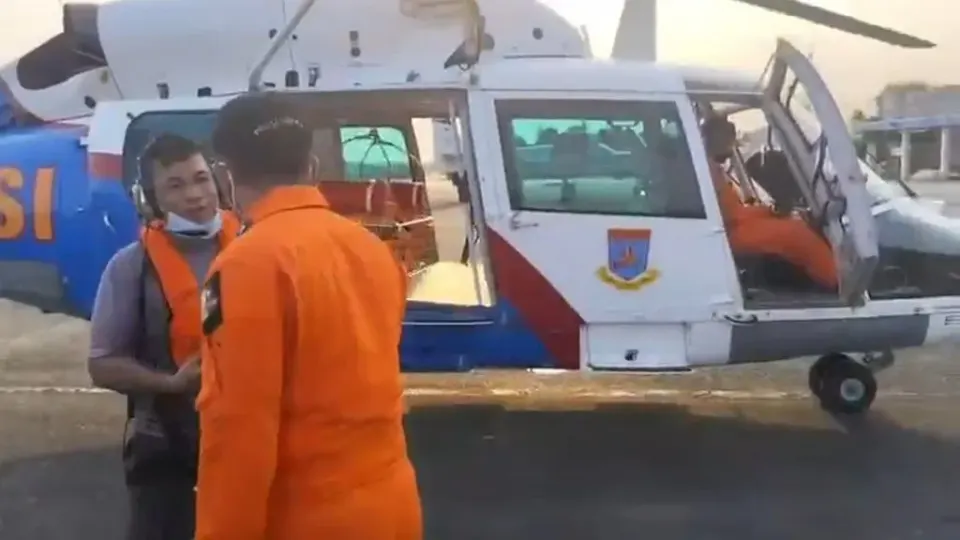 Helikopter Polri Evakuasi 1 Jenazah Korban KM Virgo Transport 8