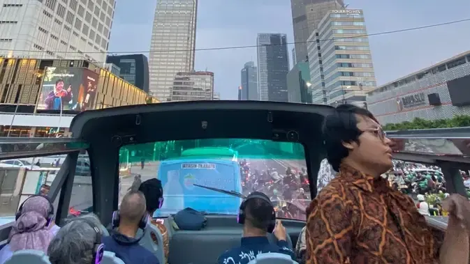 Menikmati Wajah Lain Jakarta dari Atas Bus Atap Terbuka