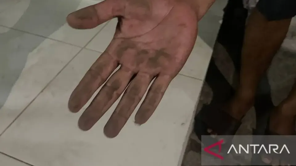 Hujan Abu Erupsi Gunung Anak Krakatau Landa Pesisir Serang, Warga Keluhkan Mata Perih dan Aktivitas Sekolah Terganggu
