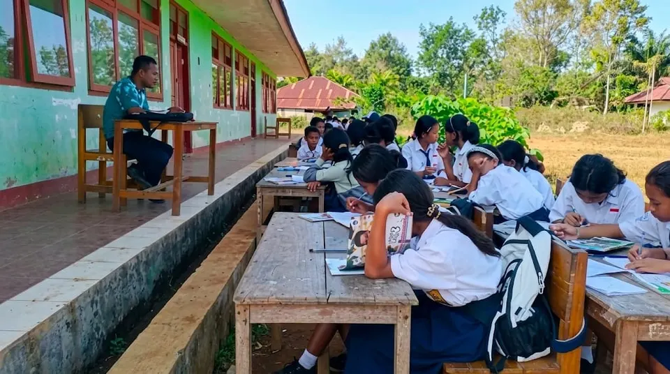 Hampir Dua Pekan Belajar di Teras, Siswa SMPN 1 Pacar masih Dibayangi Trauma Gempa