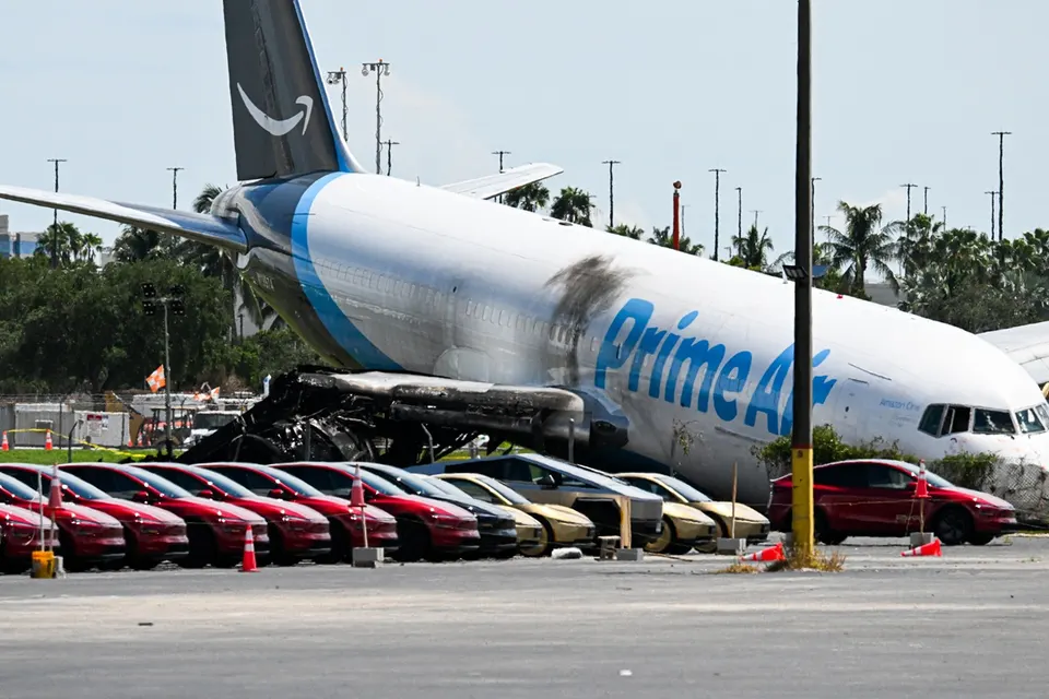 5 Tewas usai Pesawat Kargo Amazon Tergelincir di Bandara Miami