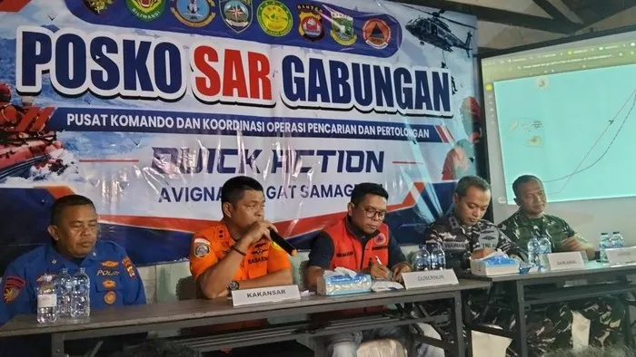 Cari 8 Orang Hilang di Anak Krakatau, Tim SAR Temukan Terpal hingga Galon