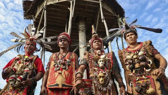 Suku Dayak Pedalaman Dapat Privilege, Pendek & Bertato Bisa Masuk TNI