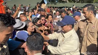 Prabowo Cek Posko Pengungsi Korban Gempa NTT