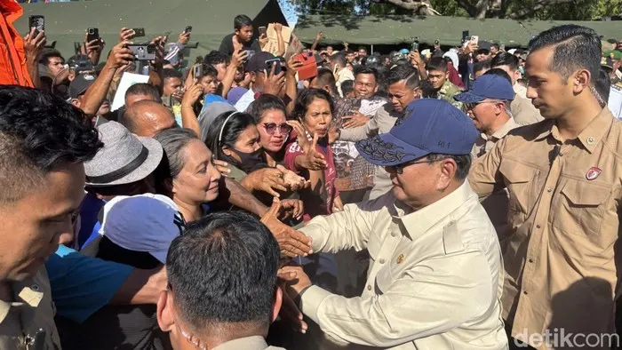 Prabowo Cek Posko Pengungsi Korban Gempa NTT