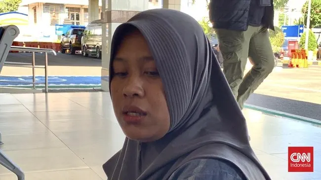 Tangis Istri Menanti Kabar Suami Usai KM Virgo Transport 8 Hilang Kontak di Laut Jawa