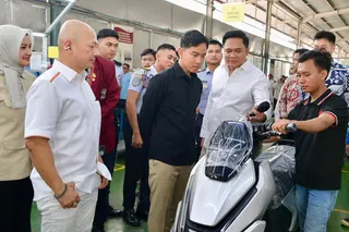 Wakil Presiden Gibran Tinjau Pabrik Motor Listrik di Banten, Dorong Sinergi Pendidikan dan Industri