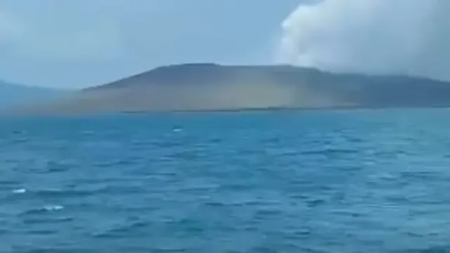 Penampakan Terkini Anak Krakatau dari KRI Lepu, Abu Vulkanik Membumbung 2,1 Km