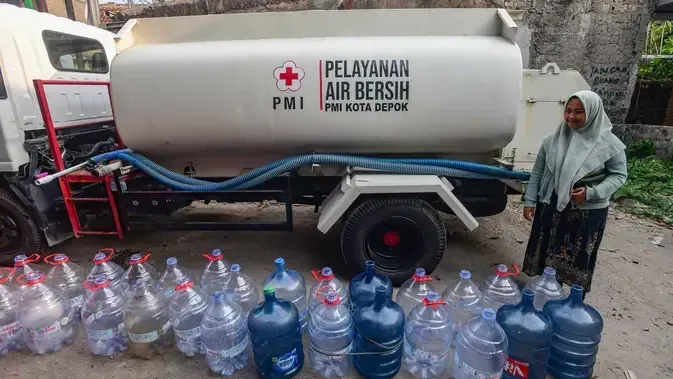 PMI Salurkan Bantuan Air Bersih untuk Warga Depok yang Terdampak Kekeringan
