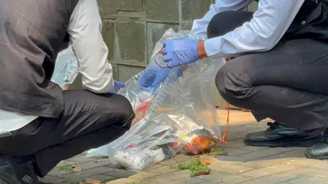Polisi Bawa Empat Kantong Barang Bukti dari Olah TKP Lanjutan di Mordent Clinic