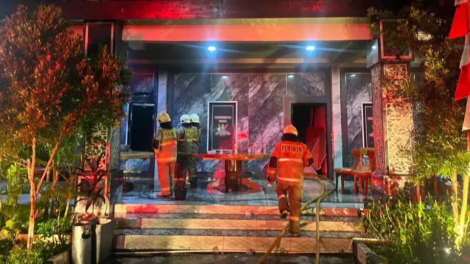 Posko GRIB Jaya di Jakbar Kebakaran, Puluhan Petugas Damkar Dikerahkan