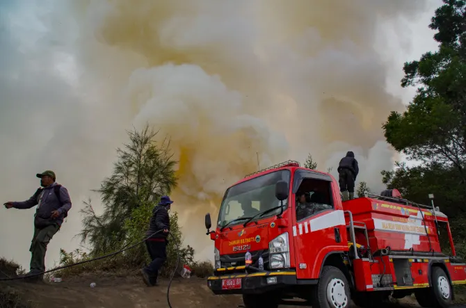 Terkendala Medan Terjal, Kebakaran Bromo Hanguskan 60 Hektare Lahan Konservasi