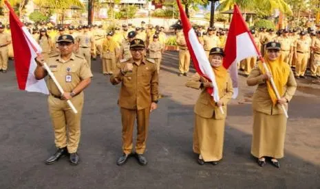 Pemkot Madiun Bagikan 3.000 Bendera Merah Putih Gratis Sambut HUT RI ke-81
