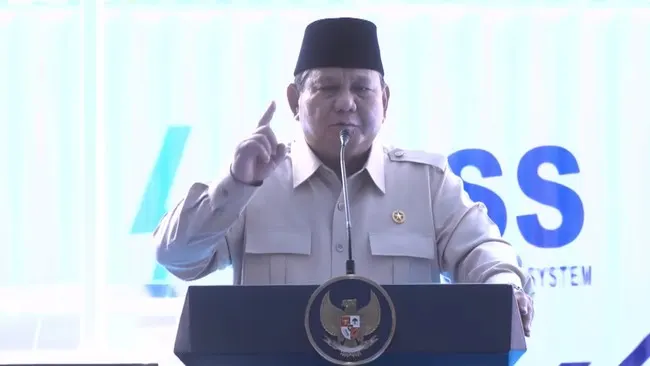 Prabowo Sampaikan Belasungkawa ke Korban Gempa NTT saat Tinjau Pengungsi di Nagekeo