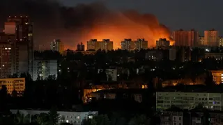 Gelombang Rudal Balistik Rusia Hantam Kyiv, Kebakaran Melanda Pemukiman dan Gudang