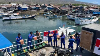 Polairud Polda NTT Antar Bantuan untuk Korban Gempa di Pulau Besar