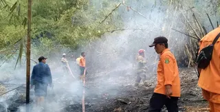 BPBD dan Damkar Kota Sukabumi Sinergi Tangani Kebakaran Lahan di Cikundul