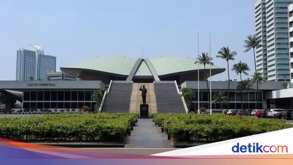 Tindak Lanjut Putusan Mahkamah Konstitusi Terkait UU Cipta Kerja Klaster Ketenagakerjaan