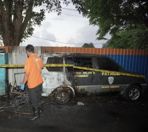 Mobil Patroli Polsek Tambaksari Surabaya Diduga Dibakar, Satu Pria Ditangkap