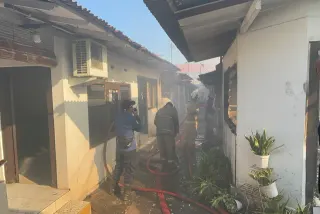 Kebakaran Hanguskan 12 Rumah di Aspol Polsek Semarang Utara, 12 KK Mengungsi