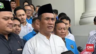 Pemerintah Jaga Harga Pakan Ayam hingga 2026, Telur Peternak Wajib Diserap Dapur MBG