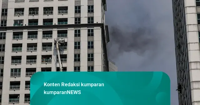 Apartemen Pavilion di Jakarta Pusat Terbakar, Petugas Kerahkan Bronto Skylift Evakuasi Penghuni