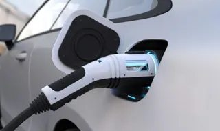 Mengapa Premi Asuransi Mobil Listrik Lebih Mahal Ini Penyebabnya