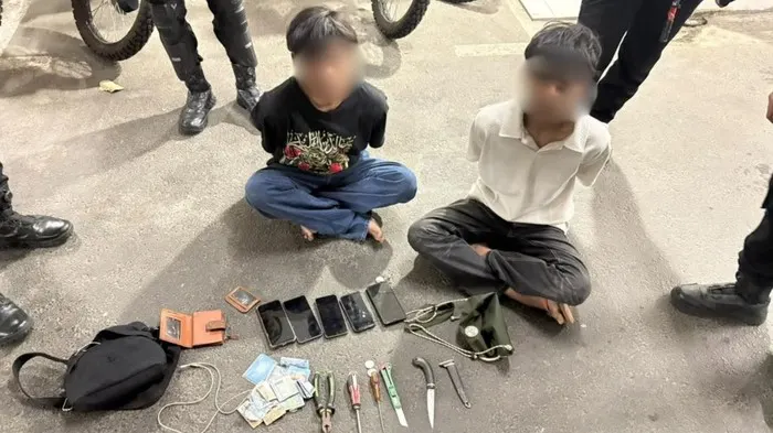 2 Pemuda Diduga Begal Ditangkap di Jaktim, Pisau hingga 5 Ponsel Disita