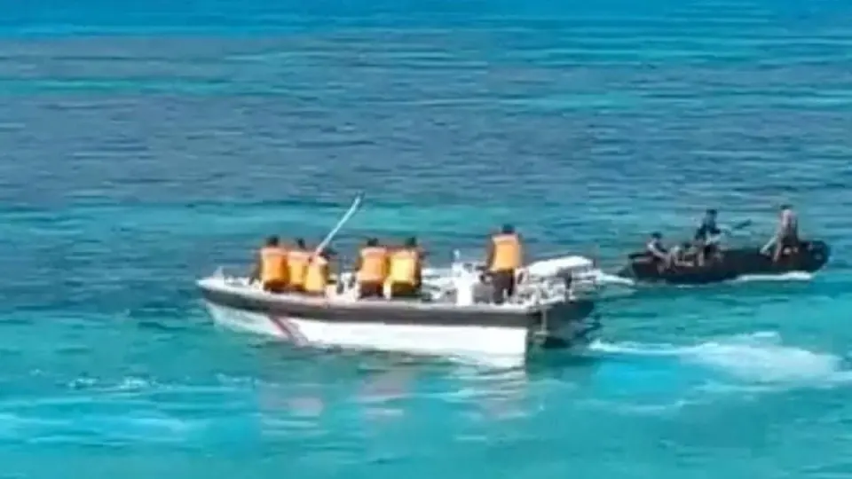 Intimidasi Meriam Air China Hadang Misi Kemanusiaan Filipina di Scarborough Shoal